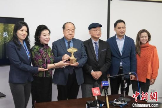 11月28日，第十九届爱心奖颁奖代表与两块砖公益基金管委会代表合影。左起分别为中国新闻社《中国慈善家》品牌总监齐玥、港澳台湾慈善基金会主席李嘉音、诺贝尔文学奖获得者莫言、爱心奖终选委员会主席李焯芬、两块砖公益基金管委会主任王振、爱心奖执行长林斯宜。 中新社记者 陈永诺 摄